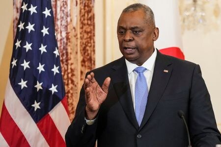 １月１１日、  オースティン米国防長官（写真）は、台湾海峡周辺における中国による軍事活動の活発化が台湾への差し迫った侵攻の兆候との見方にはかなり疑問があるとの考えを示した。ワシントンで開催された日米２＋２の共同記者会見で撮影（２０２３年　ロイター/Joshua Roberts）