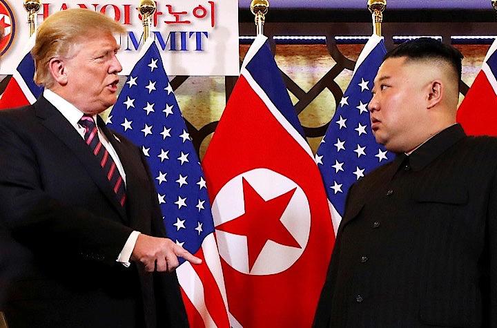 トランプ米大統領はツイートし、Ｇ２０大阪サミットの後に訪韓した際、北朝鮮の金正恩委員長と南北軍事境界線で握手をしたい、と呼びかけた。 写真は今年２月にベトナムで開かれた米朝首相会談。２月２７日、ハノイで撮影（２０１９年　ロイター/Leah Millis）