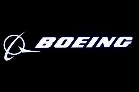 　６日、米航空大手ボーイング<BA.N>が財政強化に向け債務による資金調達を検討していると、米紙ウォール・ストリート・ジャーナル（ＷＳＪ）が関係筋の話として報じた。写真はボーイングのロゴ。２０１９年８月撮影（２０２０年　ロイター/Brendan McDermid）
