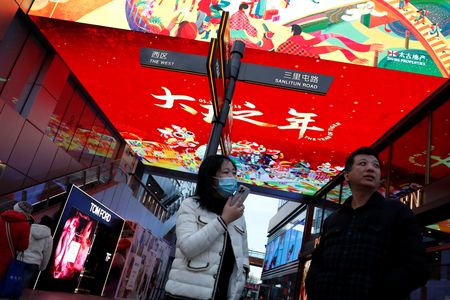 財新／マークイットが７日発表した１月の中国サービス部門購買担当者景気指数（ＰＭＩ）は５１．４で、前月の５３．１から低下し、昨年８月以来５カ月ぶりの低水準となった。写真は北京で先月２８日撮影。（2022年 ロイター/Tingshu Wang ）