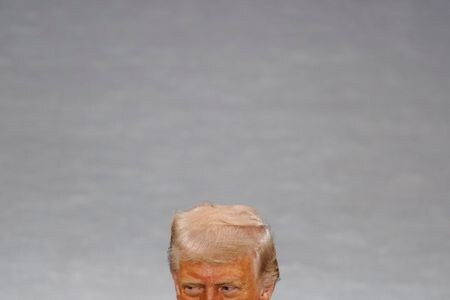 　５月２９日のアジア時間の取引で、米国債利回りが上昇している。米連邦裁がトランプ大統領の輸入関税の発動を差し止めたことを受け、安全資産への需要が後退した。ワシントンで先月８日撮影（２０２５年　ロイター／Nathan Howard）