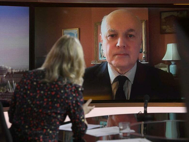 ジョンソン英首相が新型コロナウイルスのロックダウン（都市封鎖）期間中に首相官邸で開いた宴会に出席していたことなどで政治的に厳しい立場に立たされている問題で、与党・保守党のイアン・ダンカンスミス元党首は6日、今は政局よりも、インフレに伴う国民の暮らし向き悪化への対応に専念するよう党内に呼び掛けた。写真はBBC放送に出演中のダンカンスミス氏、BBC提供（2022年　ロイター）