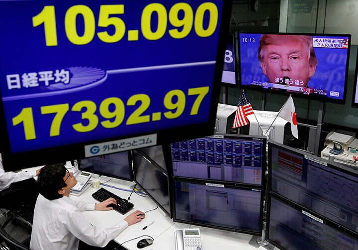 「トランプ大統領」で株価が急落した東京市場　Toru Hanai-REUTERS