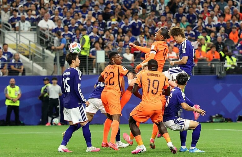 【日本サッカーの進化を 世界に示した サムライ・ブルーの軌跡】  対オランダ戦でヘディング弾が鎌田大地の頭にバウンドする瞬間（6月14日） Charlotte Wilson／Getty Images