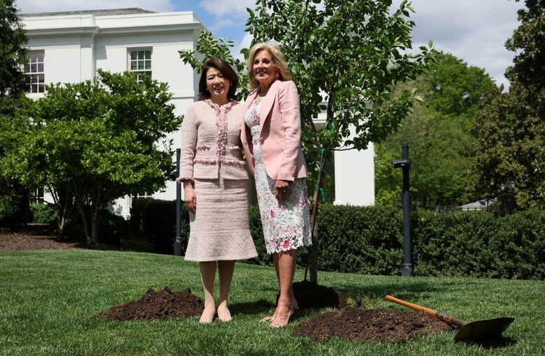 ホワイトハウスでジル大統領夫人と桜の木を植樹した裕子夫人（4月17日）　Leah Millis-REUTERS