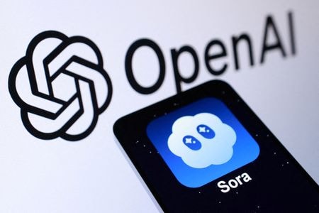 　３月１０日、人工知能（ＡＩ）開発の米オープンＡＩは近く、動画生成ＡＩ「Ｓｏｒａ（ソラ）」を対話型ＡＩ「チャットＧＰＴ」に導入する計画だと、ニュースサイトのジ・インフォメーションが関係筋の話として報じた。写真は、オープンＡＩとＳｏｒａのロゴ。２０２５年１０月撮影（２０２６年　ロイター/Dado Ruvic）