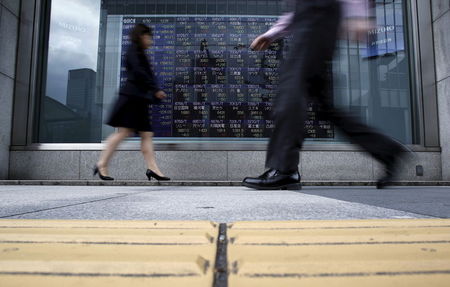 　５月１日、寄り付きの東京株式市場で日経平均は続落して始まった。取引時間中としては４月２０日以来、７営業日ぶりに１万９５００円を割れ込んだ。４月撮影（２０１５年　ロイター/YUYA SHINO）