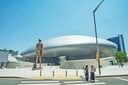 巨大なUFOのような形が特徴的な東大門デザインプラザ（DDP）（撮影＝筆者）