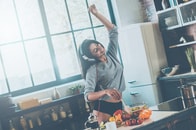 「ヒュッゲ」の次は「パンツドランク」！　北欧ライフスタイルの新トレンドは下着姿で自分を甘やかす