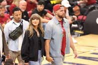 「まさかの瞬間」が抜かれネット騒然…テイラー＆トラビスのNBA観戦デートにほっこりコメ続出