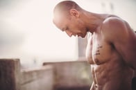 ジム不要の「囚人筋トレ」なら、ケガなく身体を鍛えられる！