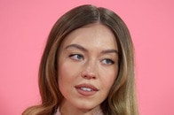 大事な部分を「ポップコーン」で隠しただけ...シドニー・スウィーニーの「目のやり場に困る」姿にネット騒然