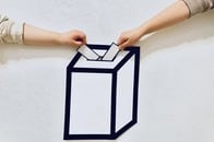 富裕層ほど政治参画への意識が高く、その傾向は子ども世代に引き継がれる