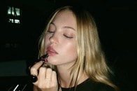 【画像】「攻めすぎ？」ライラ・モスのシースルールックに賛否両論！ロンドン・ファッション・ウィークで注目の的に