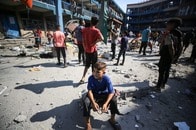 ガザの戦争孤児1000人が想像を絶する苦難のなか涙の卒業式