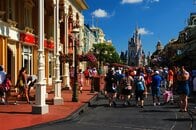 我こそはディズニー大好きな大人だ。ミッキーの耳も外さないし、大人になれと言われる筋合いもない
