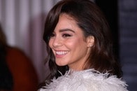 女優ヴァネッサ・ハジェンズ、黒ドレスの「深すぎるスリット」...美脚全開の姿で会場を魅了