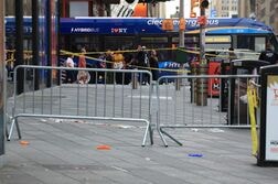 ＮＹタイムズスクエアで刺殺事件、女性1人死亡　バンカメ副社長