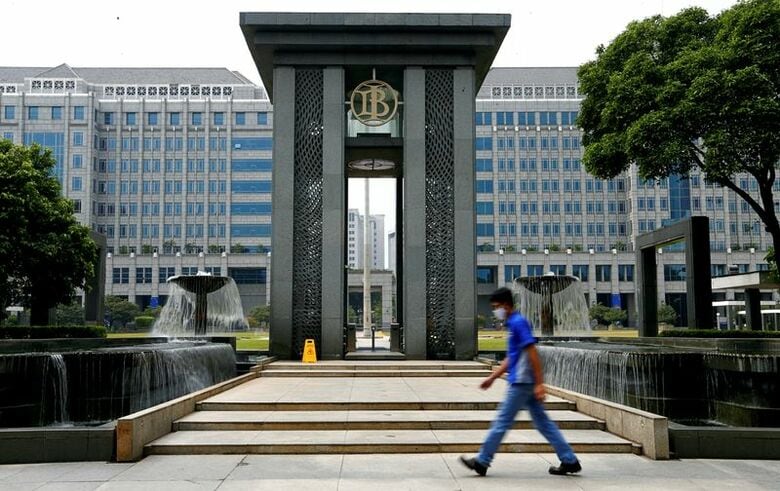 写真はインドネシア中央銀行の前を通る男性。２０２０年９月、ジャカルタで撮影。REUTERS/Ajeng Dinar Ulfiana