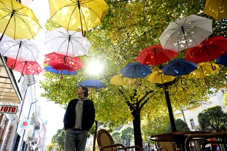 　ウクライナの首都キーウ出身のロマン・ビレツキーさん（写真）は、１８歳の誕生日を１カ月後に控えた今年２月、西に向かう列車に乗り、家族と別れてウクライナを出国した。従軍を逃れるためだ。「最後の最後まで決断を先送りした。片道切符だった」と、ビレツキーさんはスロバキアの大学寮で振り返った。スロバキア・コシツェで１０月２１日撮影（２０２４年　ロイター/Radovan Stoklasa）