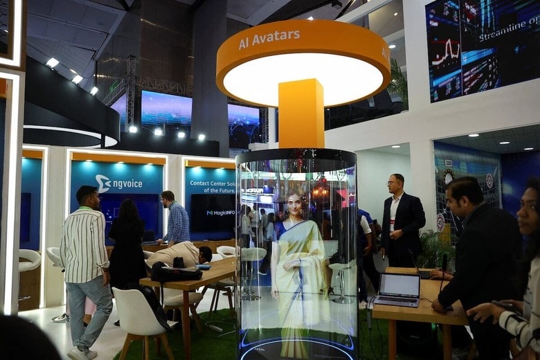 アマゾン・ウェブ・サービス（AWS）によるAIアバターのデモンストレーション（10月8日、インドのニューデリー）　REUTERS/Anushree Fadnavis