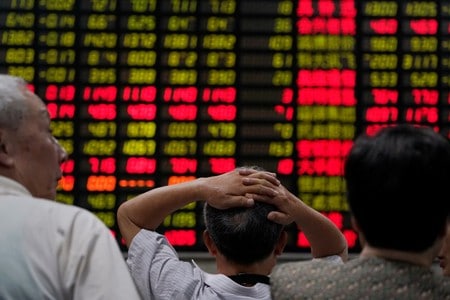 　１１月１３日、米連邦退職貯蓄投資理事会（ＦＲＴＩＢ）は、中国株を含むＭＳＣＩ全世界市場（米国除く）株式指数に連動した外国株式投資ファンドの運用を開始する方針を決定した。写真は上海の証券会社で株価ボードを眺める投資家。昨年６月撮影（２０１９年　ロイター／Aly Song）