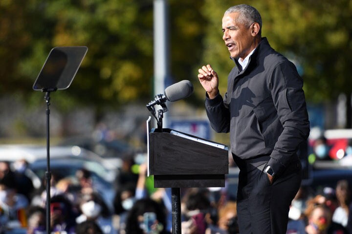 今月の大統領選でバイデンの応援演説をするオバマ前大統領（11月2日、ジョージア州アトランタ）　Brandon Bell-REUTERS