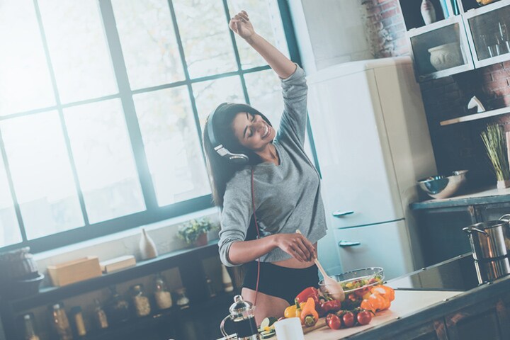 ストレスフリーな状態で最大限にリラックスしてお１人様時間を楽しもう（写真はイメージ）　g-stockstudio-iStock
