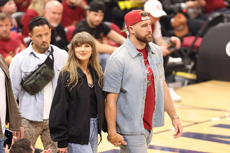 手をつないで歩くテイラー・スウィフトとトラビス・ケルシー（5月23日、オハイオ州クリーブランド）　Scott Galvin-Imagn Images via Reuters Connect