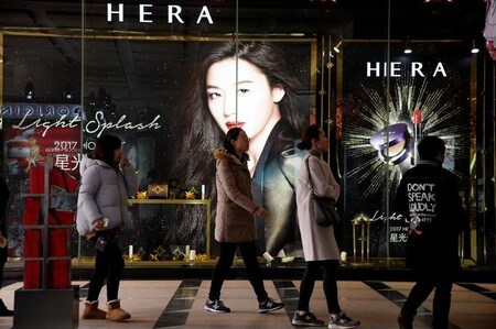 　２月５日、財新／マークイットが発表した１月の中国サービス部門購買担当者景気指数（ＰＭＩ）は、５４．７と、前月の５３．９から上昇し、２０１２年５月以来の高水準を記録した。写真は上海のショッピングモールで昨年１２月撮影（２０１８年　ロイター／Aly Song）