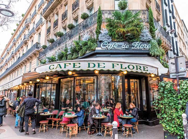 パリのカフェに観光客が戻るのはいつ？　MAZIARZ/SHUTTERSTOCK