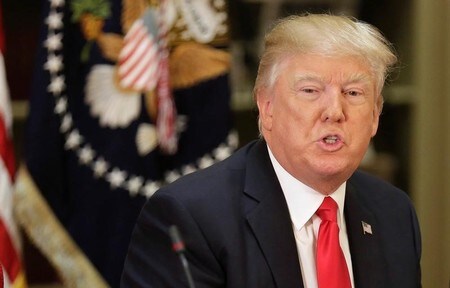 　４月１１日、トランプ米大統領は、政府機関の予算削減に向け、業務効率化計画を示すよう各部署の責任者に求めている。写真はワシントンのアイゼンハワー行政府ビルで戦略政策フォーラム会議で撮影（２０１７年　ロイター／Joshua Roberts）