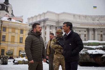 英政府は３０日、ロシアの侵攻を受けるウクライナへの支援として、同国とデジタル通商協定で基本合意したと発表した。写真はゼレンスキー大統領（左）とスナク英首相。１１月１９日、キーウで撮影（２０２２年　ウクライナ大統領府配布）