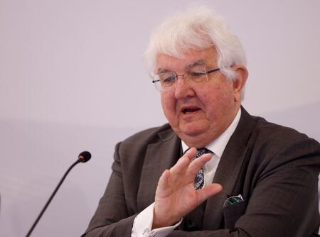 　欧州中央銀行（ＥＣＢ）理事会メンバーのホルツマン・オーストリア中銀総裁は３０日、「ＥＣＢが米連邦準備理事会（ＦＲＢ）より先に利下げする可能性がある」と述べた。ウィーンで２３日撮影（２０２４年　ロイター／Leonhard Foeger）