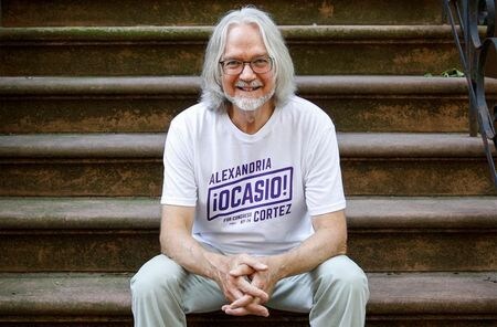 　ＡＯＣこと、アレクサンドリア・オカシオコルテス米下院議員は、富裕層への課税や気候変動対策への重点投資を掲げ、米国で最も著名な民主党進歩派の１人になった。同議員は今、Ｔシャツやスウェットシャツなどのグッズを販売する自身のオンラインストアに積極投資している。写真は同議員の名前入りTシャツを着た支持者、１６日にニューヨークのブルックリンで撮影（２０２１年　ロイター/Brendan McDermid）