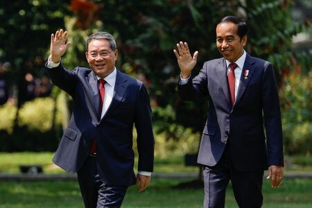 　インドネシアのジョコ大統領と中国の李強首相が８日会談し、インドネシアの輸出品目拡大を含む相互投資と貿易拡大について協議した。ジャカルタで８日撮影（２０２３年　ロイター／Willy Kurniawan）
