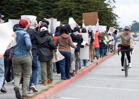 　４月１７日、トランプ米大統領は今月期限切れとなる連邦政府職員の採用凍結措置を７月まで３カ月間延長する大統領令に署名する。写真は連邦政府職員の大量解雇に対するデモ隊ら。３月、カリフォルニア州サンフランシスコで撮影（２０２５年　ロイター/Yuri Avila）