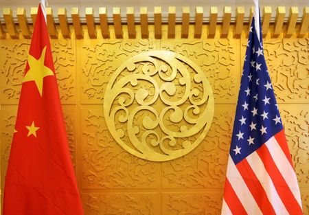 　米国と中国が１５日に調印する「第１段階」通商合意について、中国が米製品・サービスの購入を向こう２年間で拡大すると確約したことが、関係者の話で明らかになった。写真は中国と米国の国旗。２０１８年撮影（２０２０年　ロイター/Jason Lee）