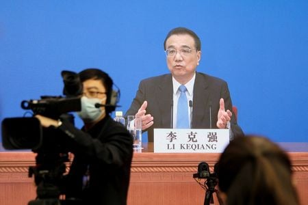 　中国の李克強首相は、経済への下押し圧力が強まる中、マクロ政策の実施を強化する方針を示した。国営メディアが４月１１日報じた。３月１１日、北京で撮影（２０２２年　ロイター/Ryan Woo）