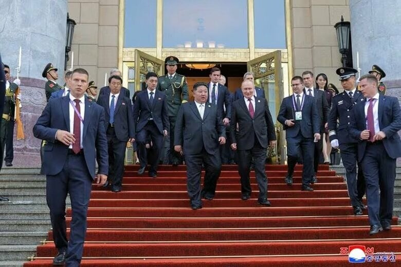 ２０２５年９月、北京で会話する北朝鮮の金正恩朝鮮労働党総書記とロシアのプーチン大統領。KCNA配信。REUTERS