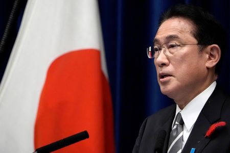 　岸田文雄首相は２９日夕、総合経済対策の策定を３０日に指示すると正式表明し、物価高や円安への対応で思い切った対策を打つと強調した。写真は都内で２０２１年１０月代表撮影（２０２２年　ロイター）