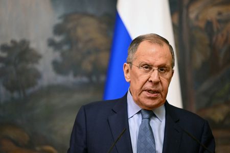 　７月１２日　タス通信によると、ロシアのラブロフ外相（写真）は、インドネシアのジャカルタで今週開催される東南アジア諸国連合（ＡＳＥＡＮ）関連会合の合間に中国の外交を統括する王毅政治局委員ら中国代表団と会談する。写真は１０日、モスクワで代表撮影（２０２３年　ロイター）