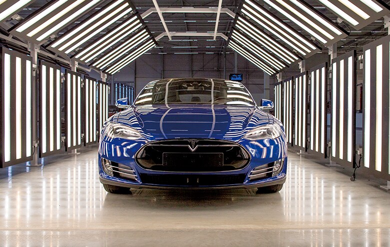 オランダの工場で欧州向けの出荷チェックを受けるテスラ・モデルS　Jasper Juinen-Bloomberg/GETTY IMAGES