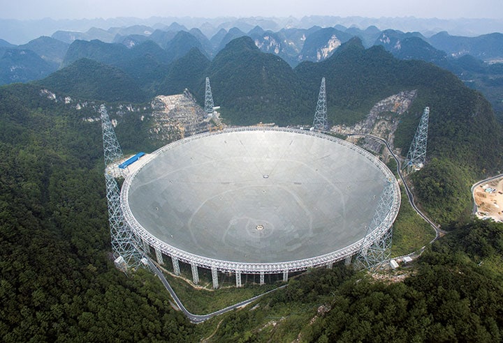 貴州省の山岳地帯に完成したFAST（500メートル口径球面電波望遠鏡）　CDIC-REUTERS