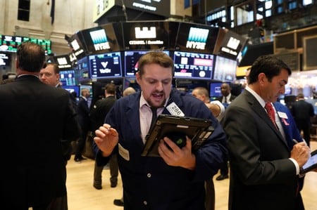 　１２月６日、米国株式市場はまちまちで取引を終えた。Ｓ＆Ｐ総合５００種<.SPX>は小幅安で４日続落となった。ニューヨーク証券取引所で４日撮影（２０１７年　ロイター/Lucas Jackson）
