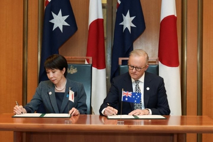 5月4日、豪キャンベラの議会で経済安全保障協力に関する共同宣言に署名する高市早苗首相とアルバニージー首相。 REUTERS/Hollie Adams
