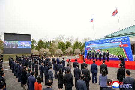 北朝鮮は、ロシアとの国境を流れる豆満江に架かる車両用の架橋建設を両国が３０日に開始したことについて、新たな橋の建設は両国関係の重要な発展との見解を示した。写真は４月３０日、朝鮮中央通信が公開（２０２５年　朝鮮中央通信via REUTERS）