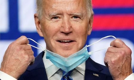 　米大統領選は１１月４日、開票が進み、民主党のバイデン前副大統領（写真）が、激戦州の中西部ウィスコンシン州とミシガン州を制したもようだ。バイデン氏は会見し、勝利に近づいていると自信を示した。一方、トランプ大統領は、票の集計の停止を求めて法廷闘争に入り、票の再集計も求めている。デラウェア州ウィルミントンで撮影（２０２０年　ロイター/Kevin Lamarque）