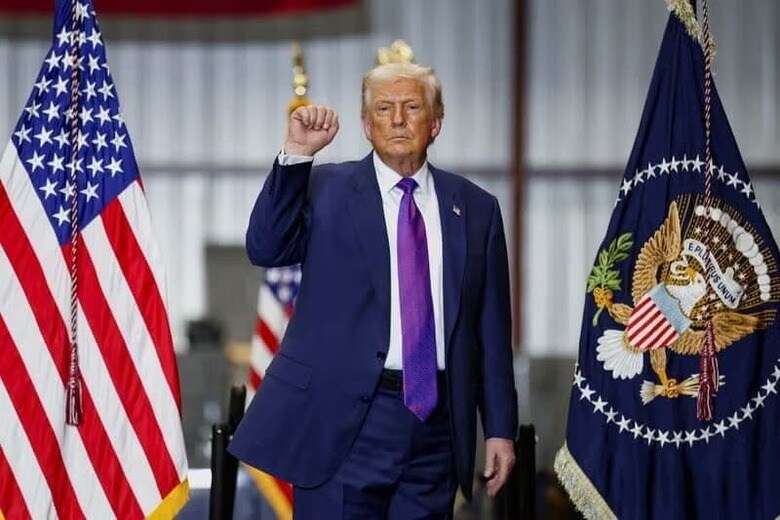 トランプ米大統領は２１日、相互関税などが連邦最高裁から違憲と判断されたことを受けた、代替関税の税率を１５％に引き上げると表明した。自身の交流サイト（ＳＮＳ）に投稿した。ジョージア州ロームで１９日撮影（２０２６年　ロイター／Kevin Lamarque）