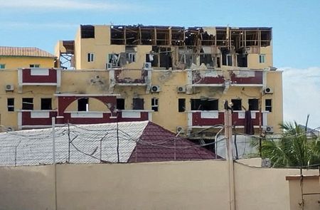 　ソマリアの首都モガディシュで１９日夜、武装勢力アル・シャバブがホテルを襲撃し、市民ら少なくとも１２人が死亡した。写真は攻撃を受けたハヤト・ホテル。２０日撮影（２０２２年　ロイター）